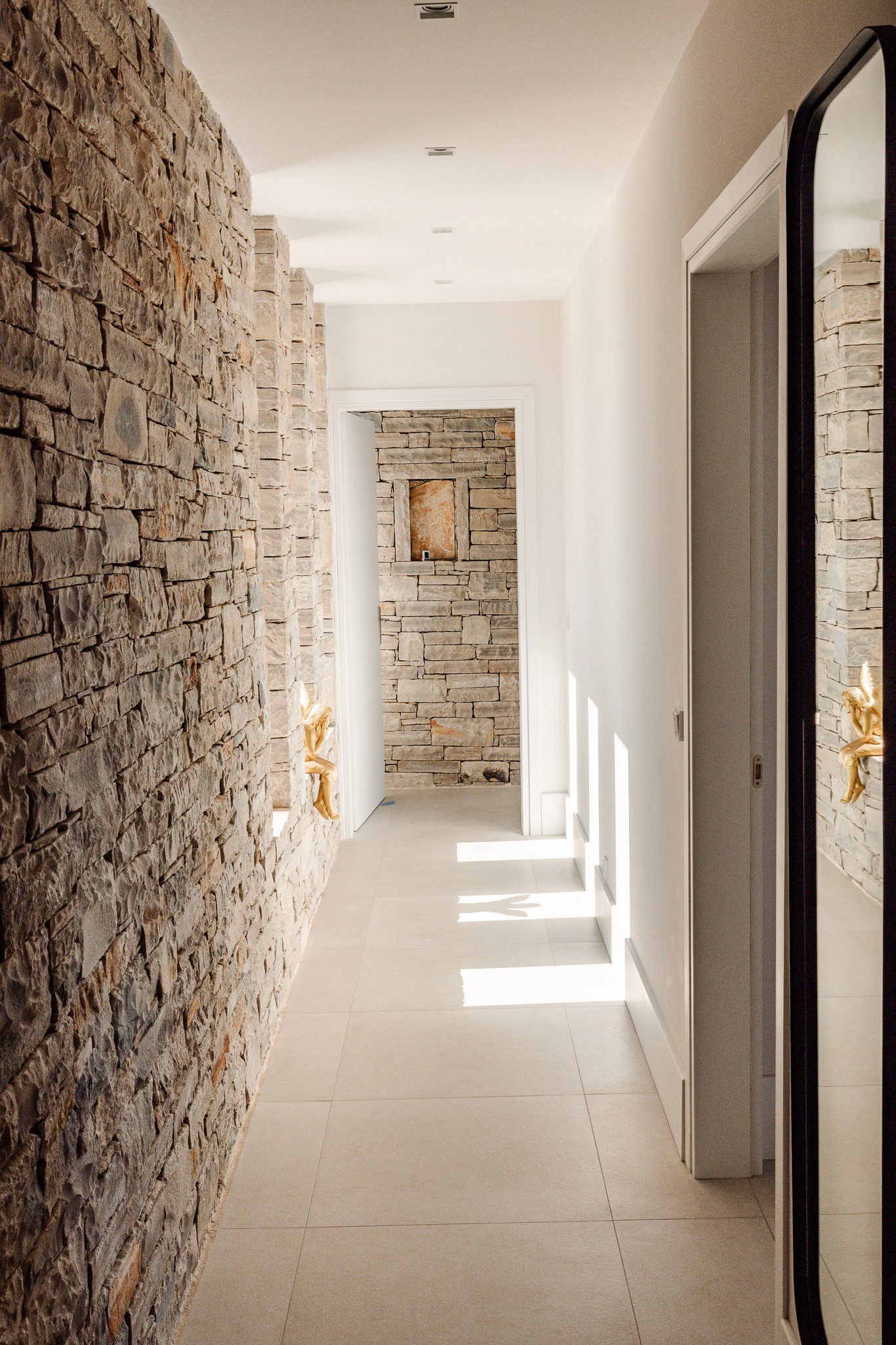 Helles Interieur mit Natursteinwänden und minimalistischem Design – Hochwertige Villenfotografie in Kreta