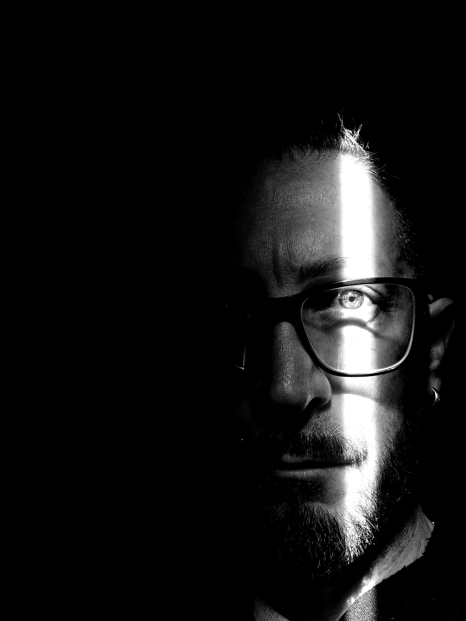 Black and white artistic portrait of Mauro Andrenacci, Italian contemporary painter, conceptual image for contact page