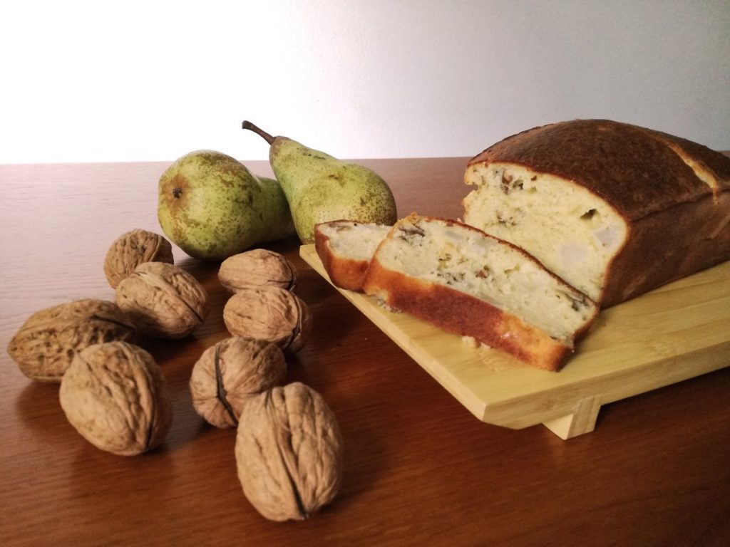 Plumcake salato con pere, noci e parmigiano