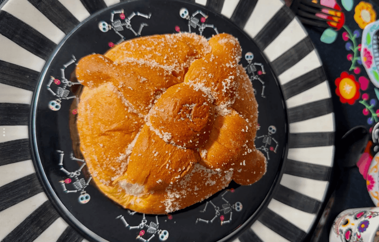 Pan de muerto espolvoreado con azúcar, horneado artesanalmente en Barranquilla.
