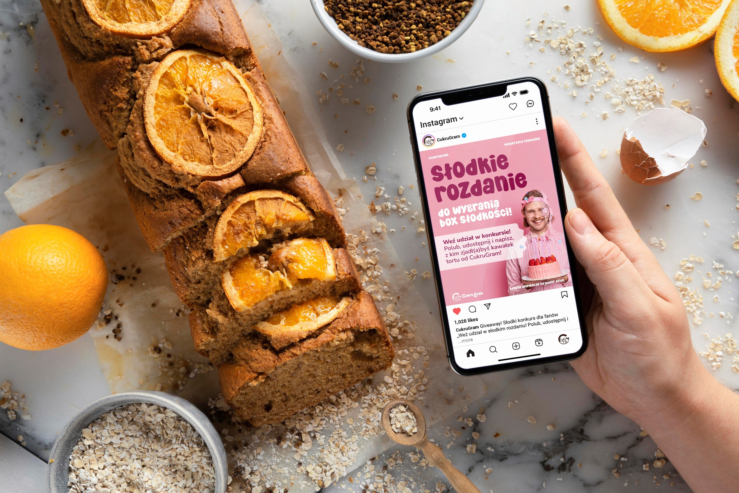 Zielony kubek papierowy i różowa wizytówka z logo Cukru gram; określona paleta barw, brand hero kot, kreatywny pattern, spójny branding, identyfikacja wizualna, materiały promocyjne, nowoczesna typografia, elementy graficzne, logo w wersji białej i magenta, komunikacja wizualna w gastronomii.