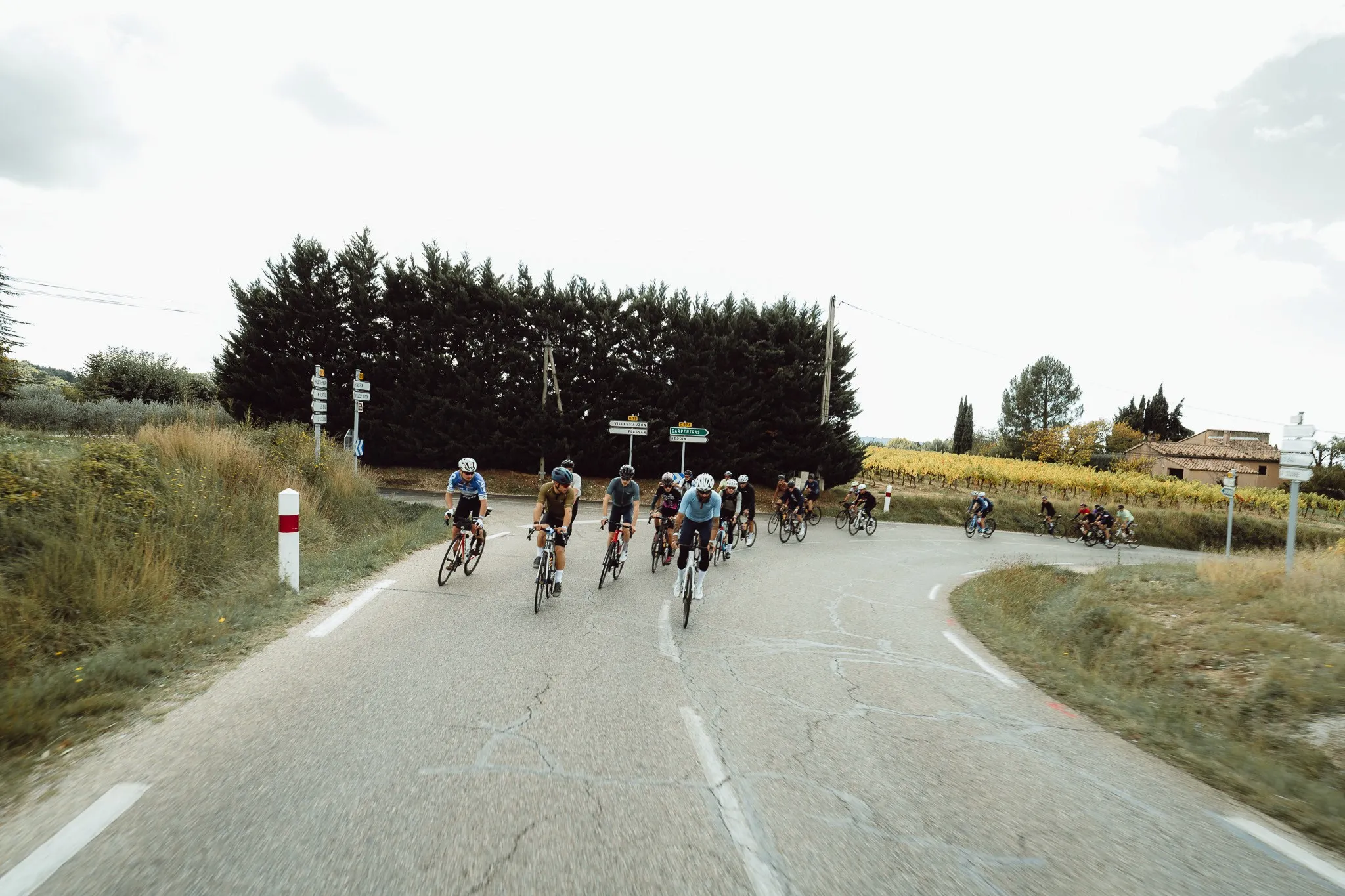 Photographie de peloton cycliste sur la route lors du défi Ride to Mont Ventoux.