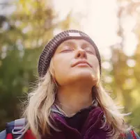 femme respirant dans la nature, bien-être