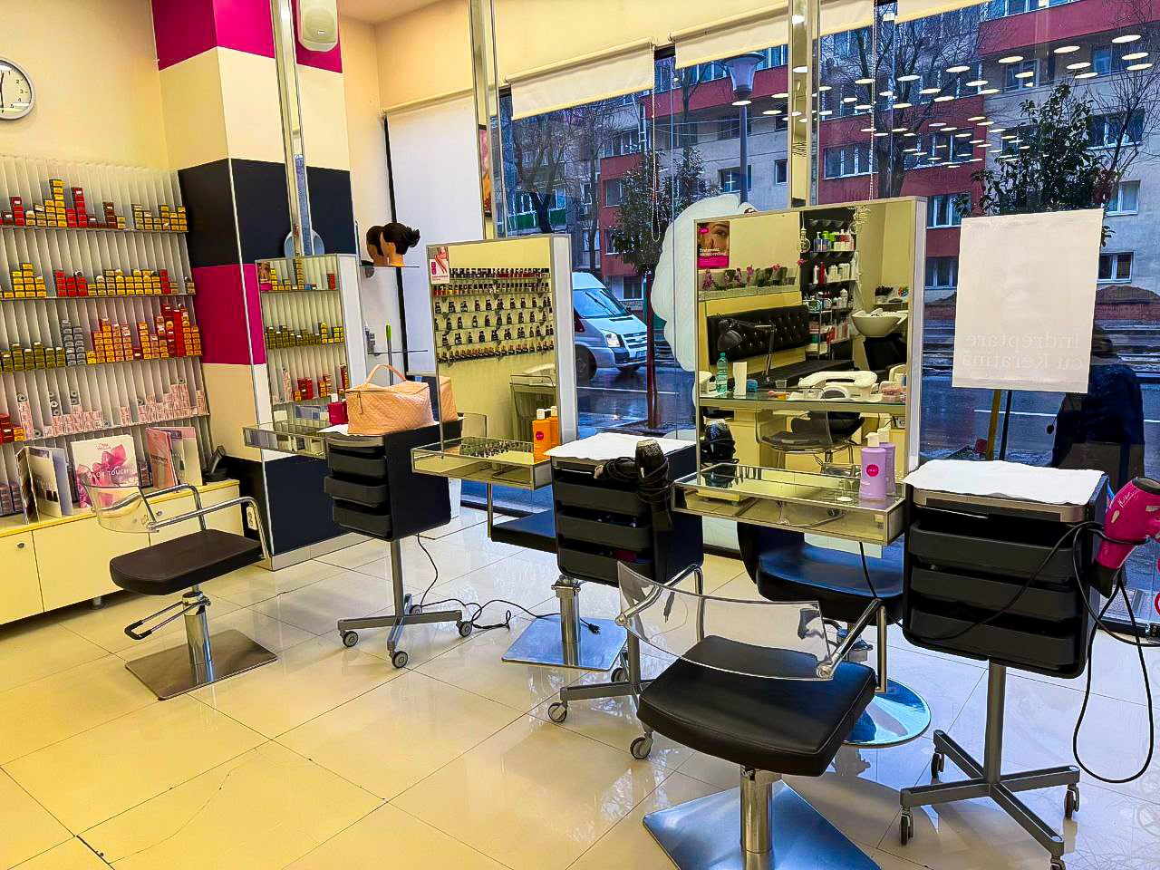 Salon Magic — scaune și oglinzi