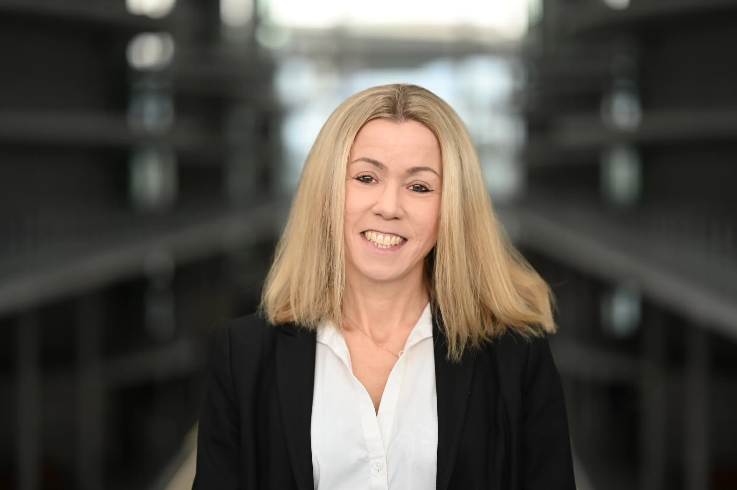 Porträtfoto von Milena Klatsch im Bundestagsgebäude.