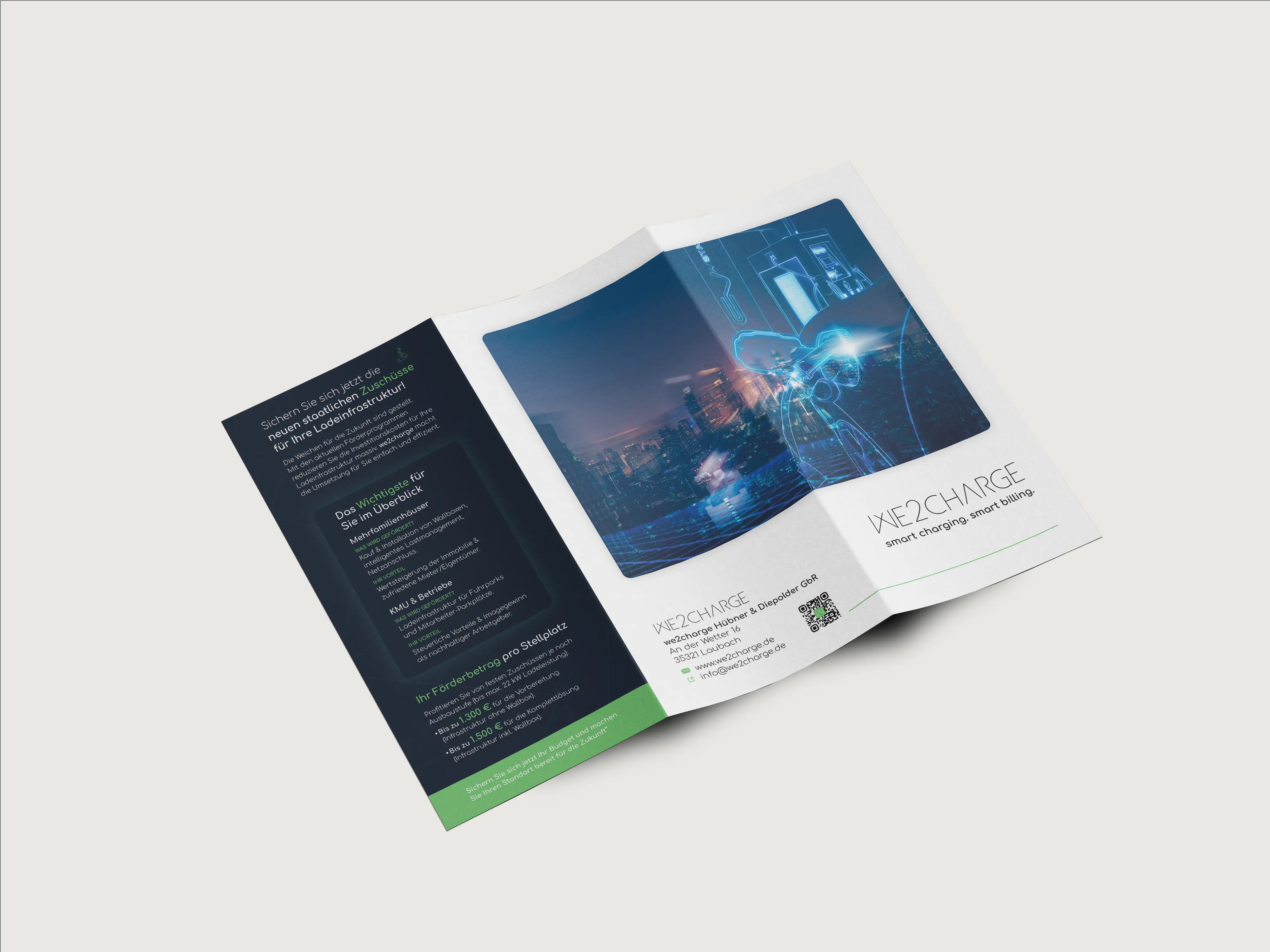 Rückseite des WE2CHARGE-Flyers mit Kontaktdaten aus Laubach, QR-Code und Website-Adresse