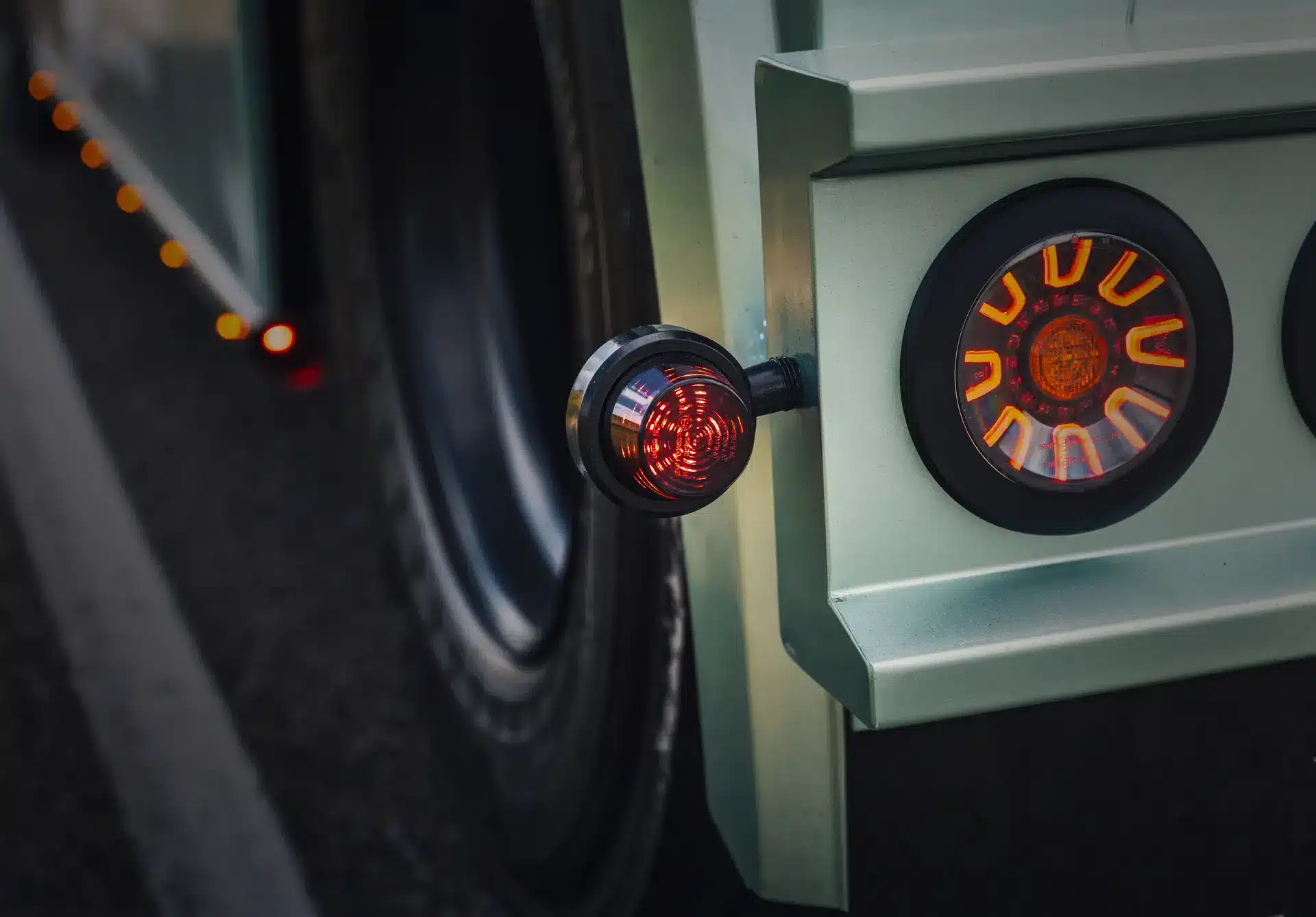 Lkw mit TRALERT Beleuchtung