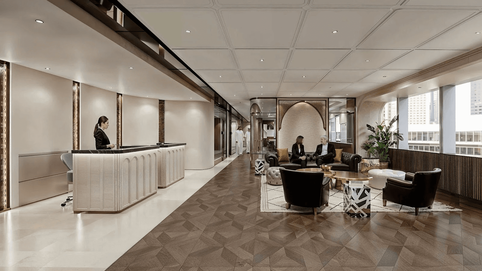 صورة لمكتب استقبال، تظهر موظفة خلف المكتب تدعم تسجيل العنوان الوطني السعودي.