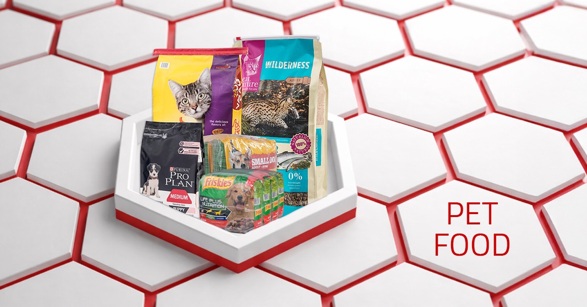 Tierfutter-Auswahl in Tray: Katzenfutter, Hundefutter, Premium-Marken
