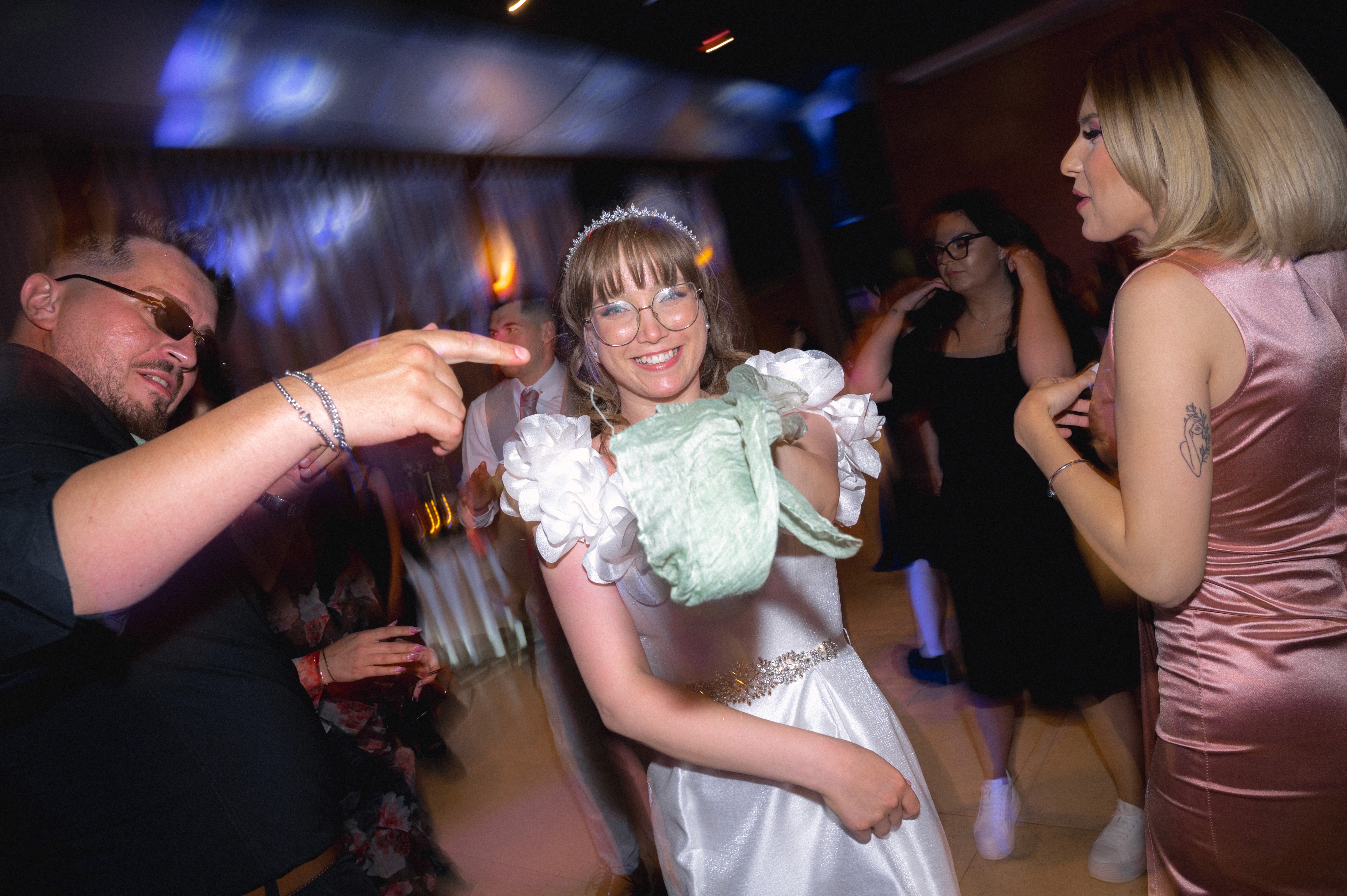 Invitați și familie dansând și sărbătorind într-o atmosferă relaxată după ceremonia civilă.