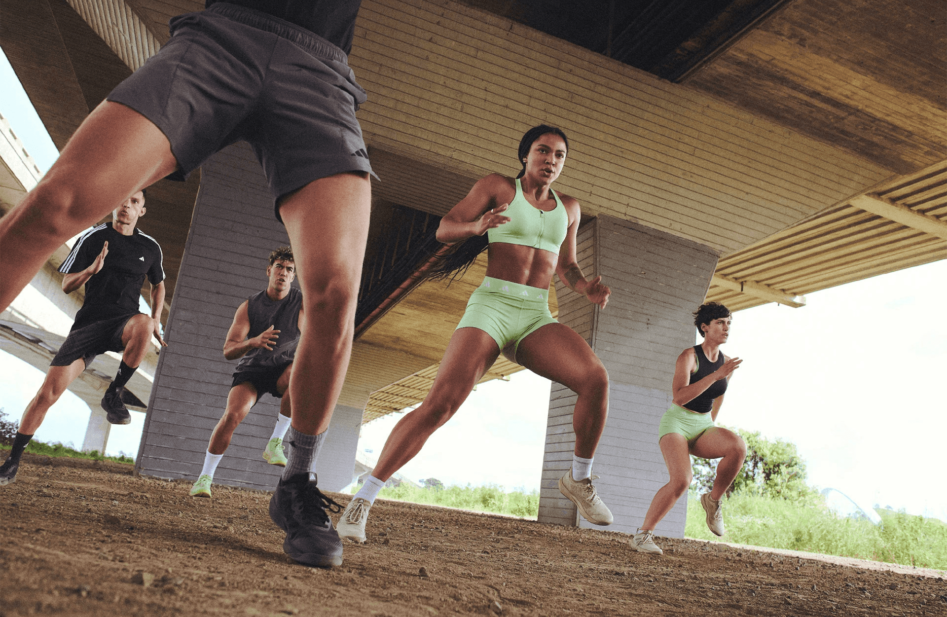 Eine Gruppe von XTRAFIT Mitgliedern trainiert im Freien Calisthenics. In diesem Artikel geben wir die besten Tipps und Tricks für das Calisthenics-Training.