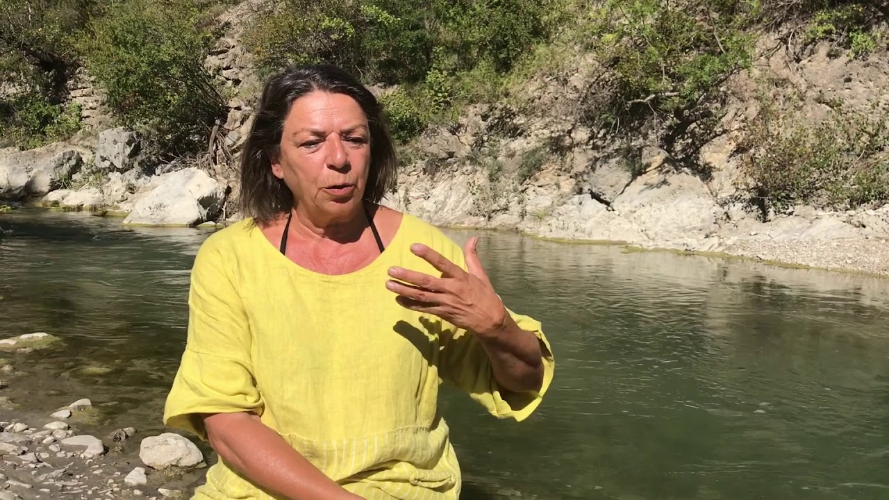 Barbara Zuber an einem Fluss.