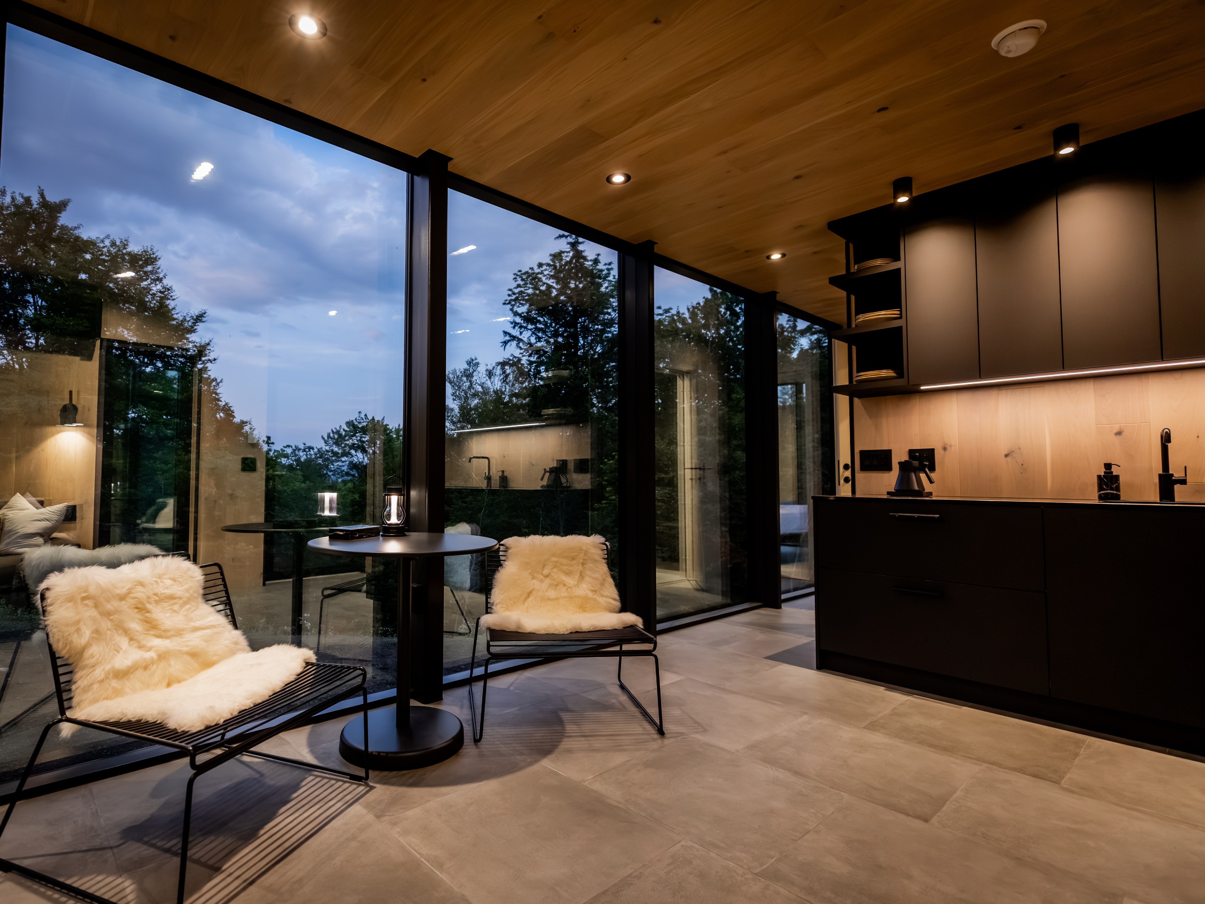Trillium Nord living and kitchenette area