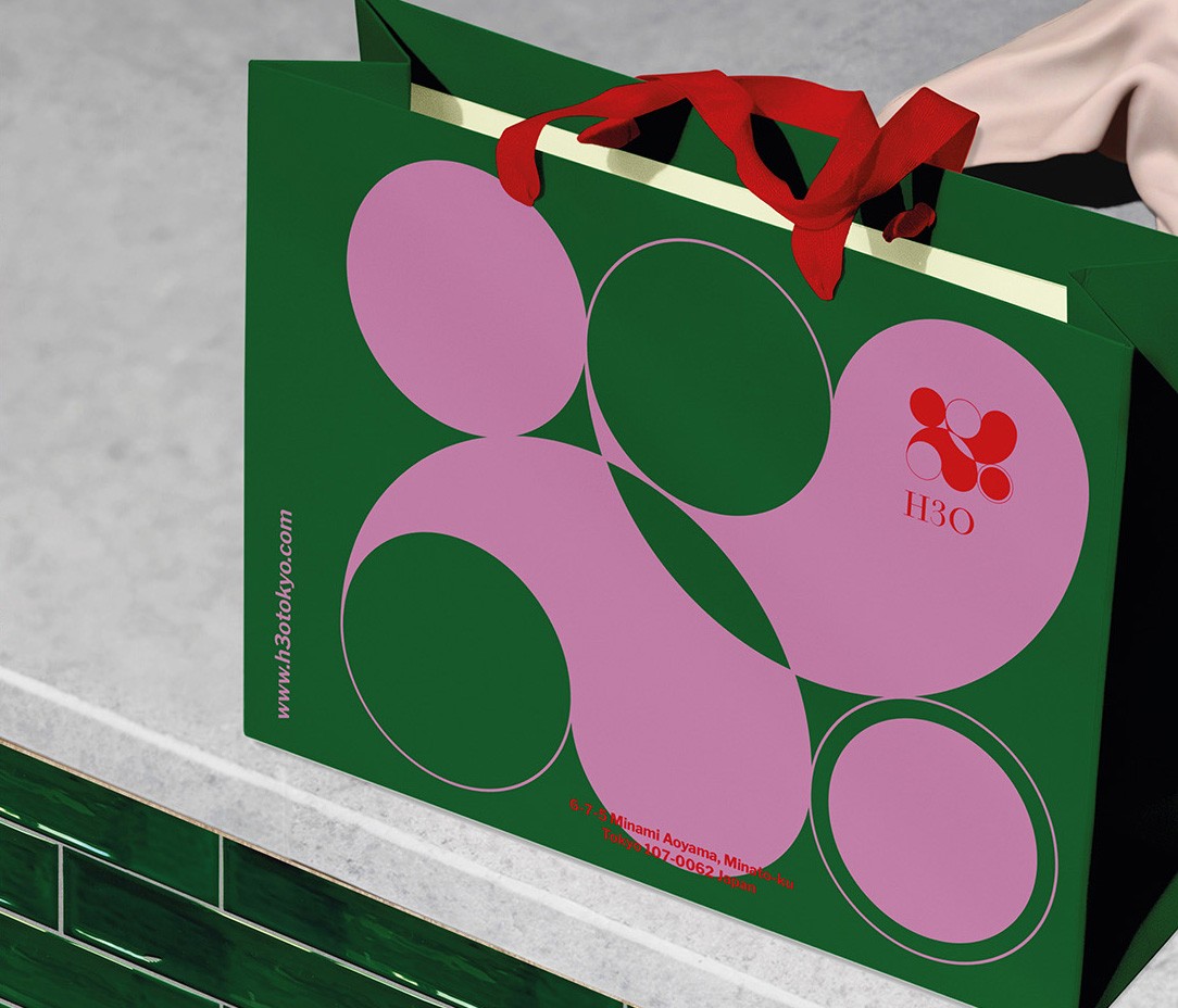 Green H3O shopping bag featuring the oversized colorful circular logo designed by Josephine Grenier.