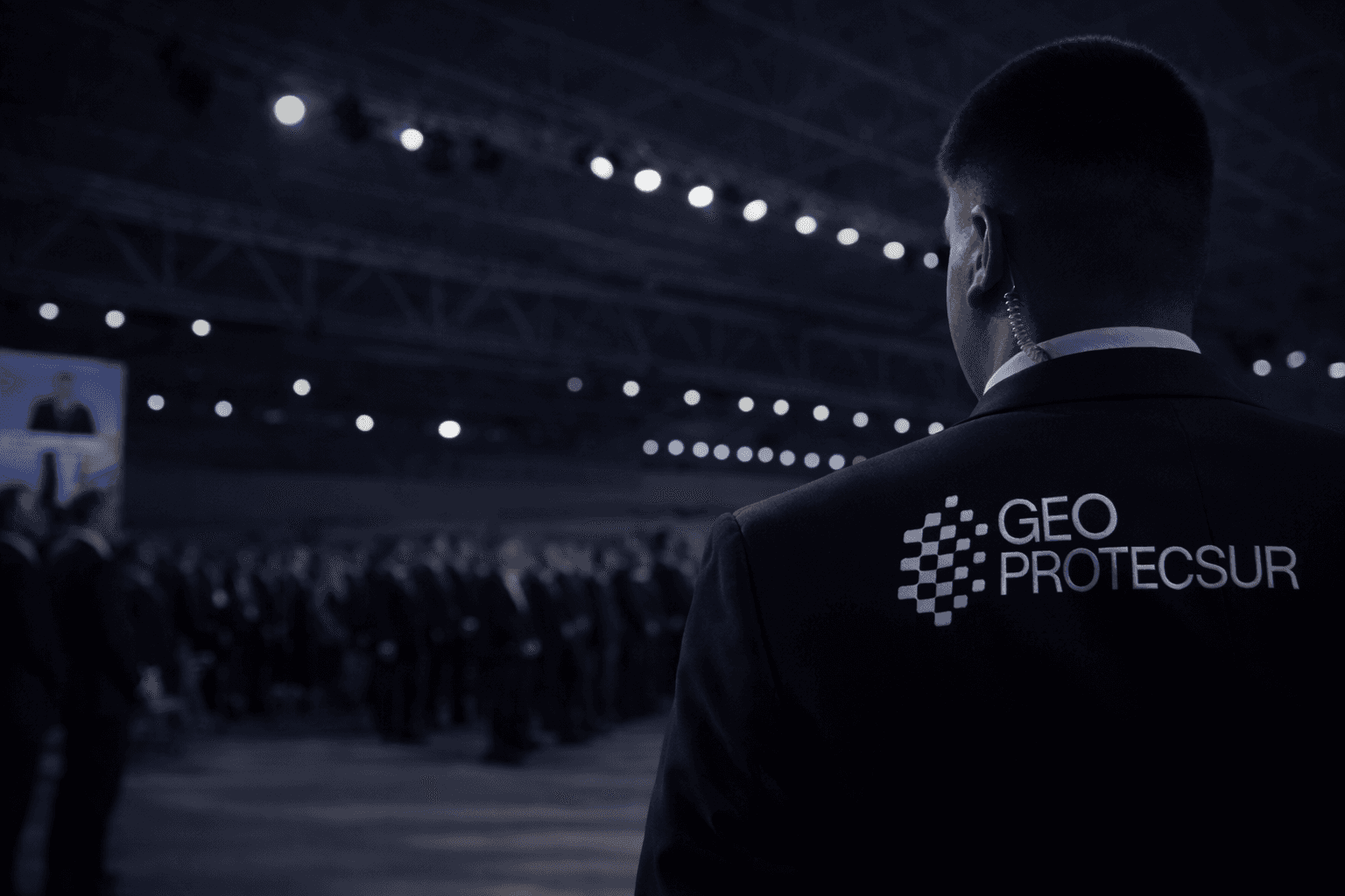 Agent de sécurité privée GEOPROTECSUR de dos lors d'une conférence