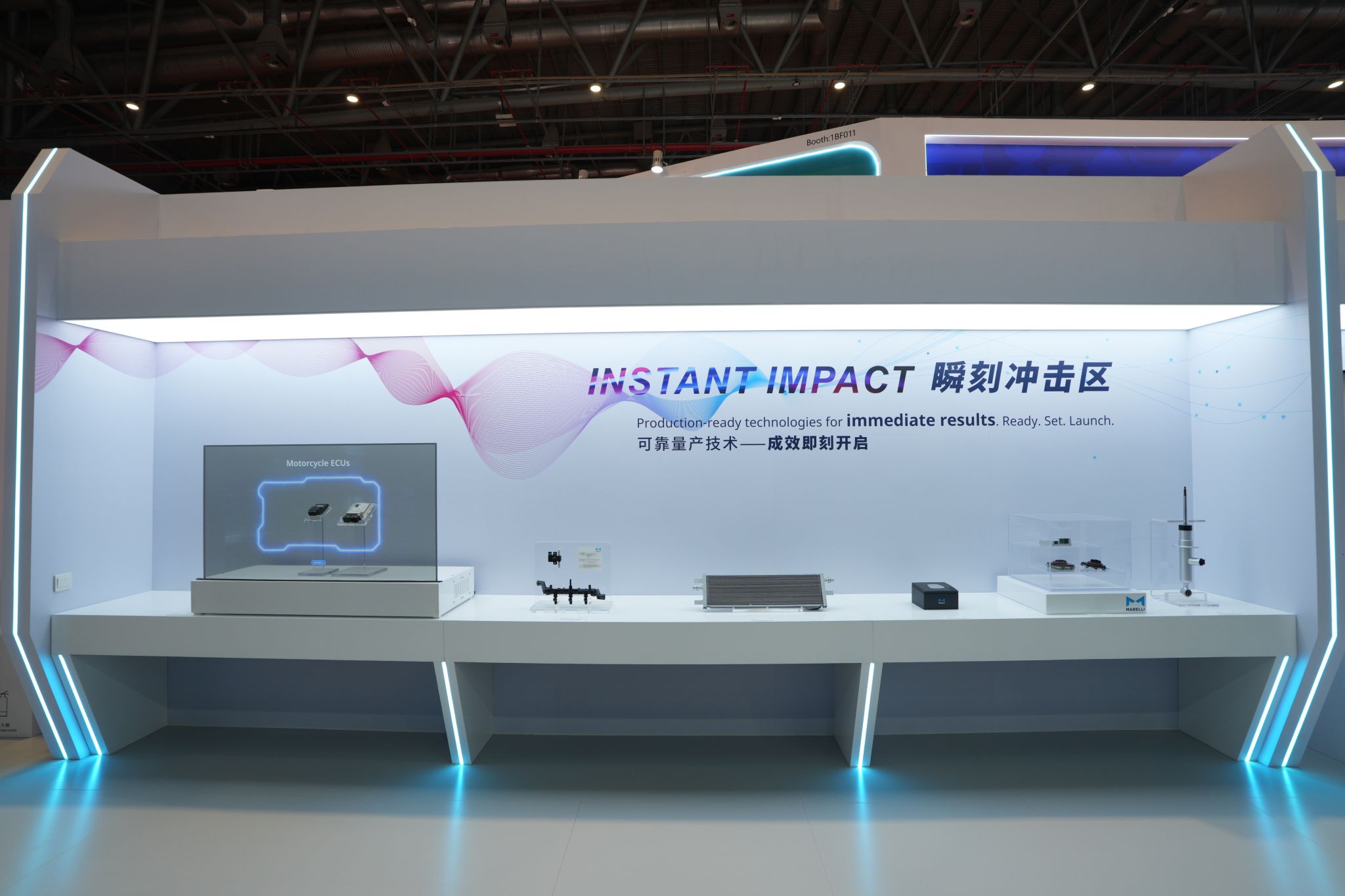 Spazio espositivo Marelli, ha forme geometriche e design futuristico. Vi sono esposte 6 tecnologie "production-ready".