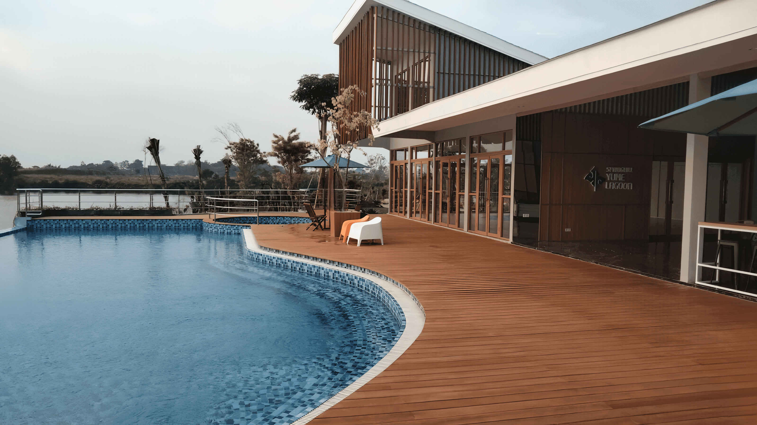 Foto hasil lantai decking MUDA WPC di kolam renang Springhill Yume Lagoon, Cisauk