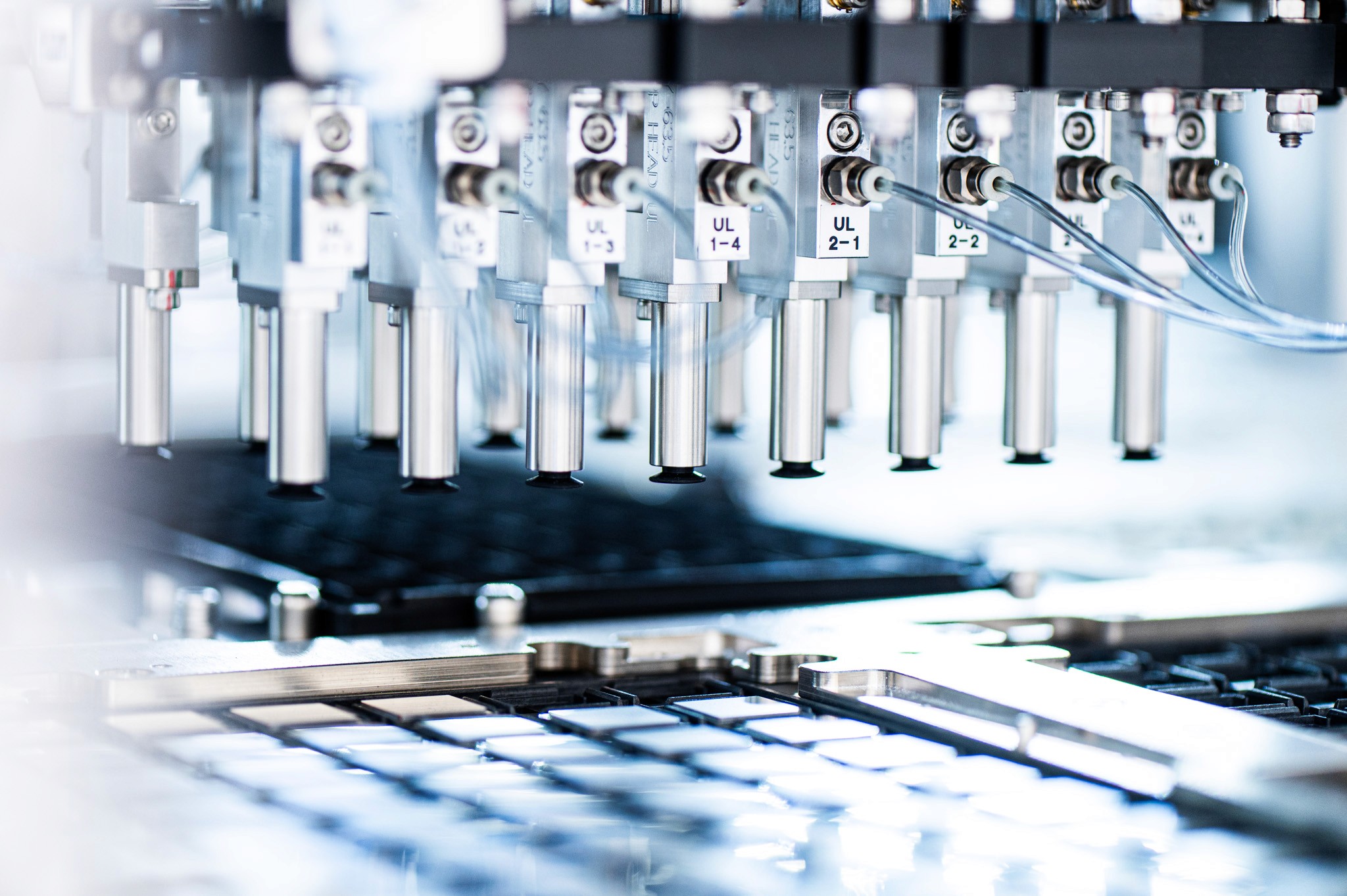 Serii de duze și senzori utilizați în procesul de testare a cipurilor