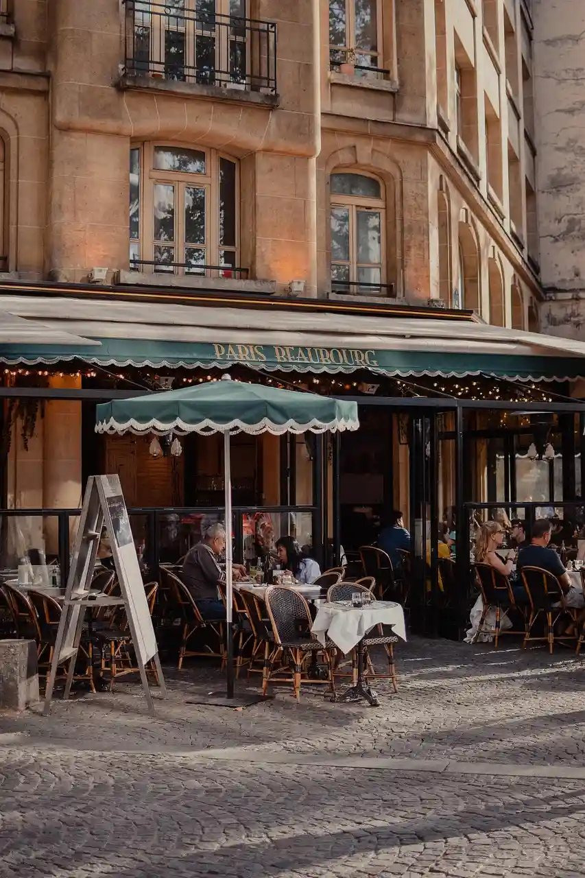 Façade et terrasse d'un restaurant avec enseigne – illustration de déclaration préalable d'enseigne et d'urbanisme pour local commercial à Bordeaux, Gironde