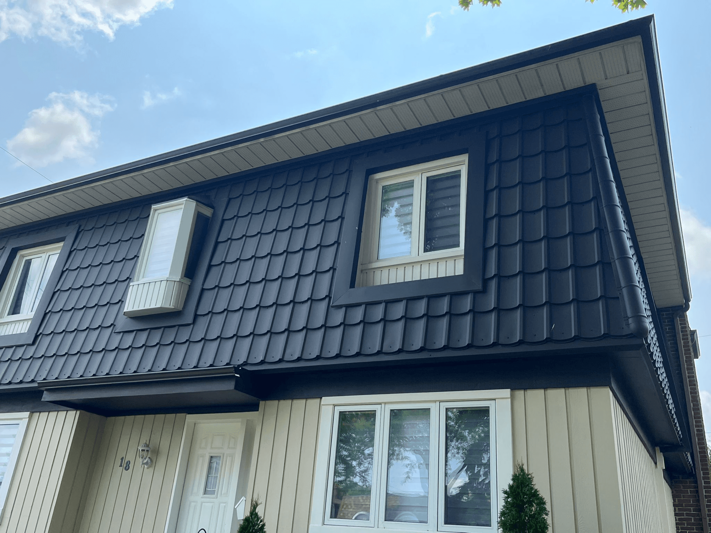 Maison moderne toiture métallique