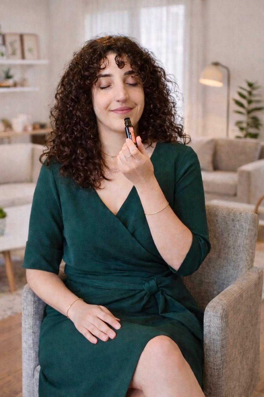 flora_fondatrice_de_cominflow_webdesigner_éco-responsable_directrice_artistique_graphiste_éthique_face_caméra_au_bureau_tshirt_noir_stylo_a_la_main_ordinateur