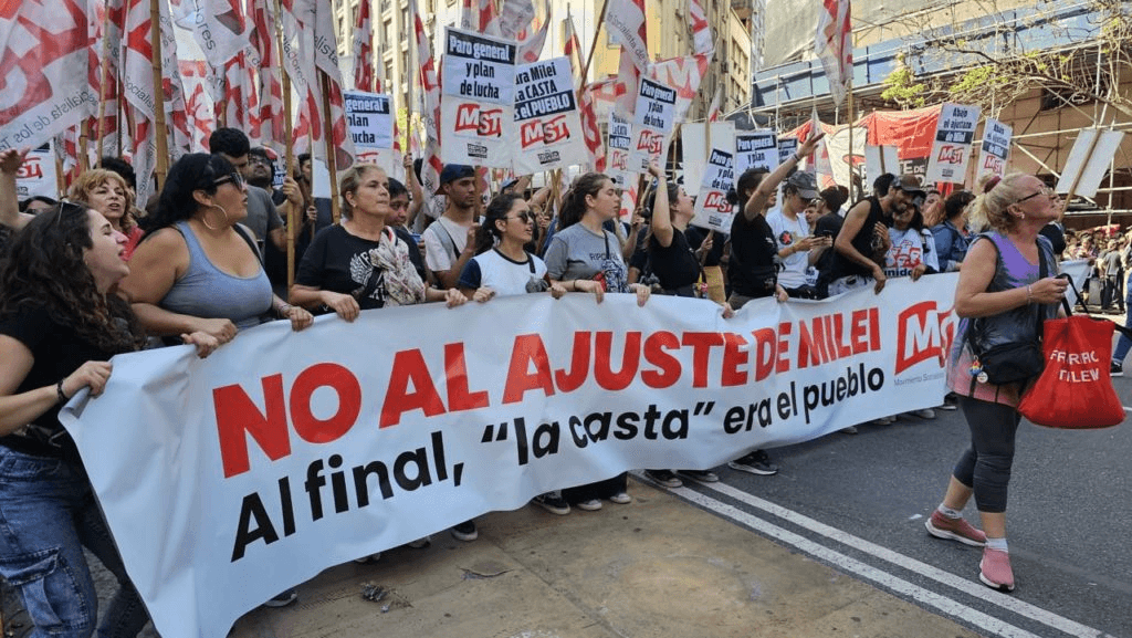 Anti-Milei protestors
