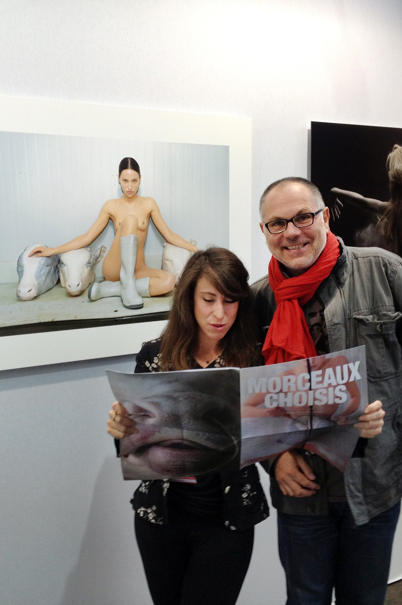 Groupe de visiteurs observant l’exposition photo de Frédéric Bourcier à l’Hôtel de Région de Lyon, dans un vaste hall moderne baigné de lumière naturelle.