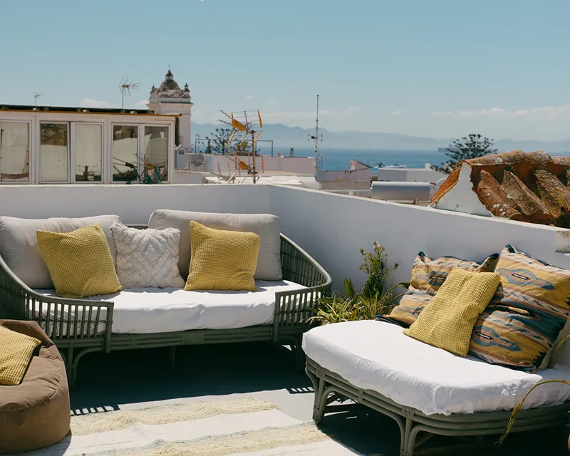 Schicke Aussensitzgruppe mit Kissen und atlantischem Blick im Tarifa Surf House