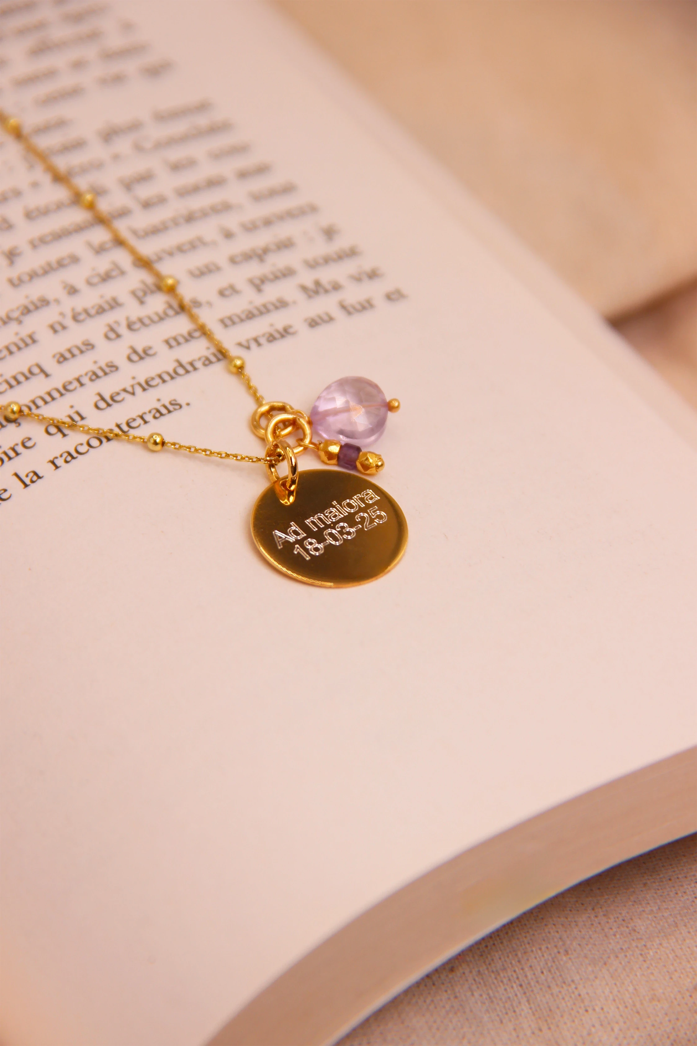 Foto collana incisa scattata da Aura Studio, agenzia di comunicazione di Genova per la gioielleria artigianale Laura Sciunnach Bijoux, shooting still life tematico gioielli