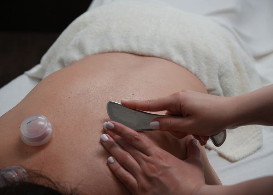 technique de libération myofasciale avec outil pour relâcher les tensions du dos