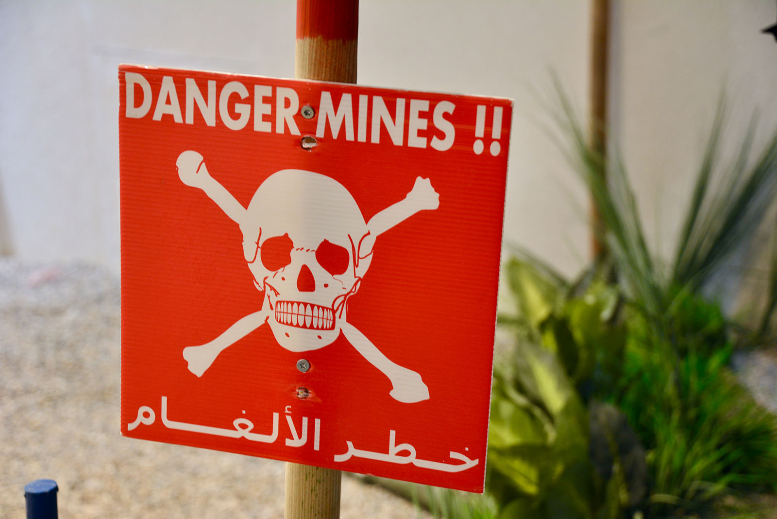 Vue d’un panneau « Danger Mines » présenté à l’intérieur de l’exposition.