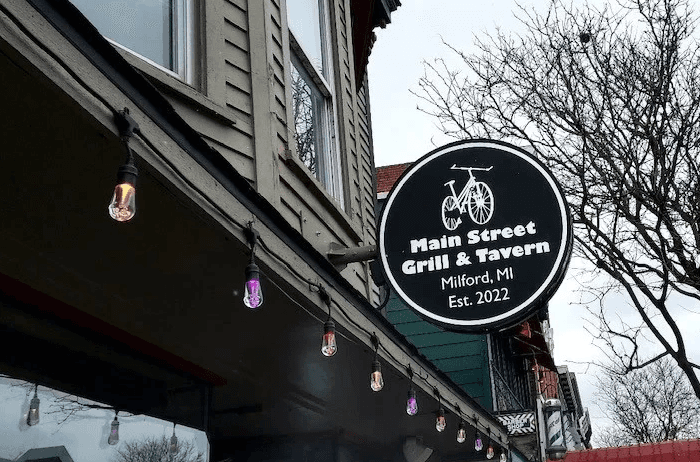 Dynamic picture of a cyclist riding downhill