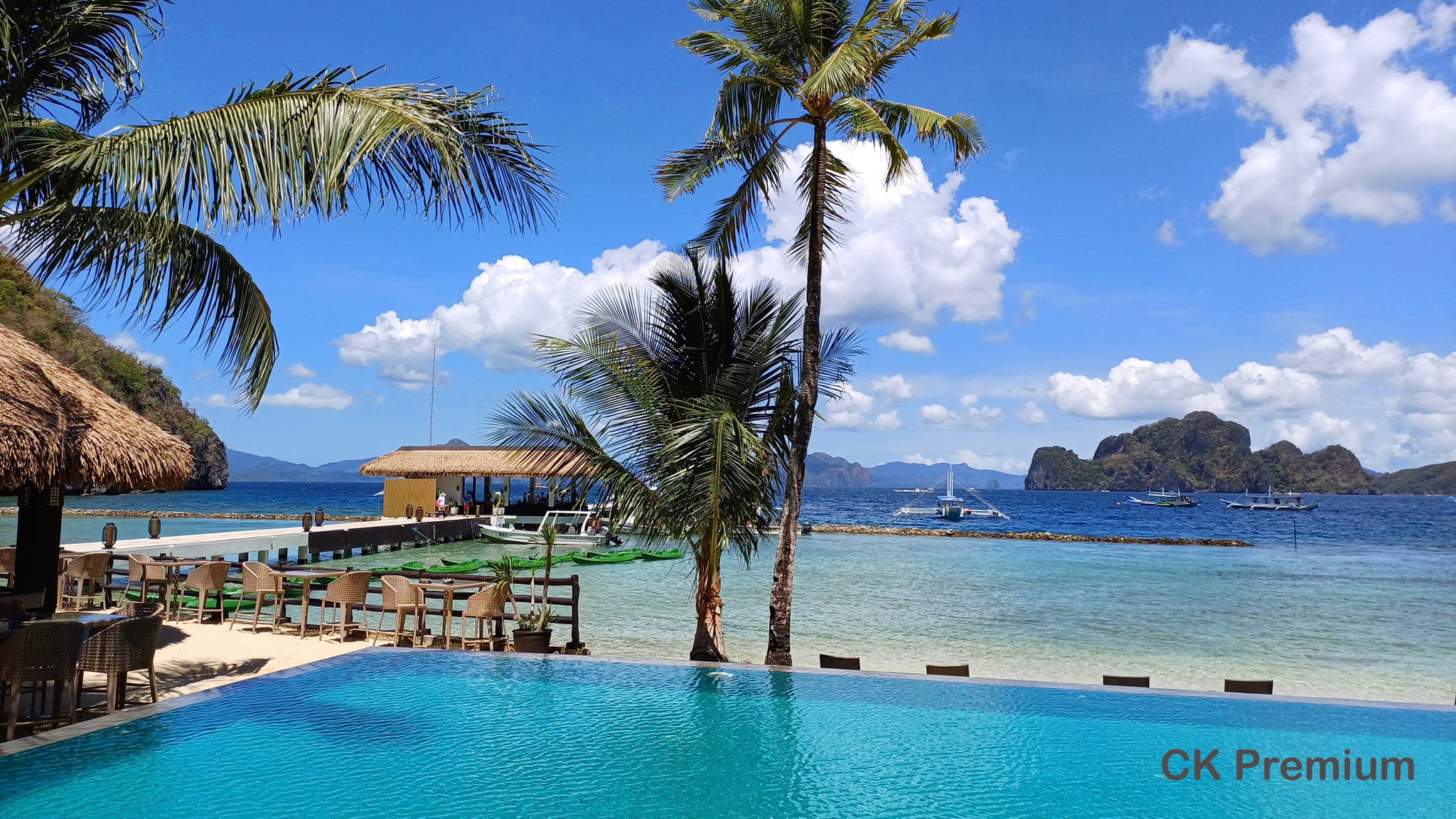 Bazén a palmy na El Nido Resort - Palawan, Filipíny.