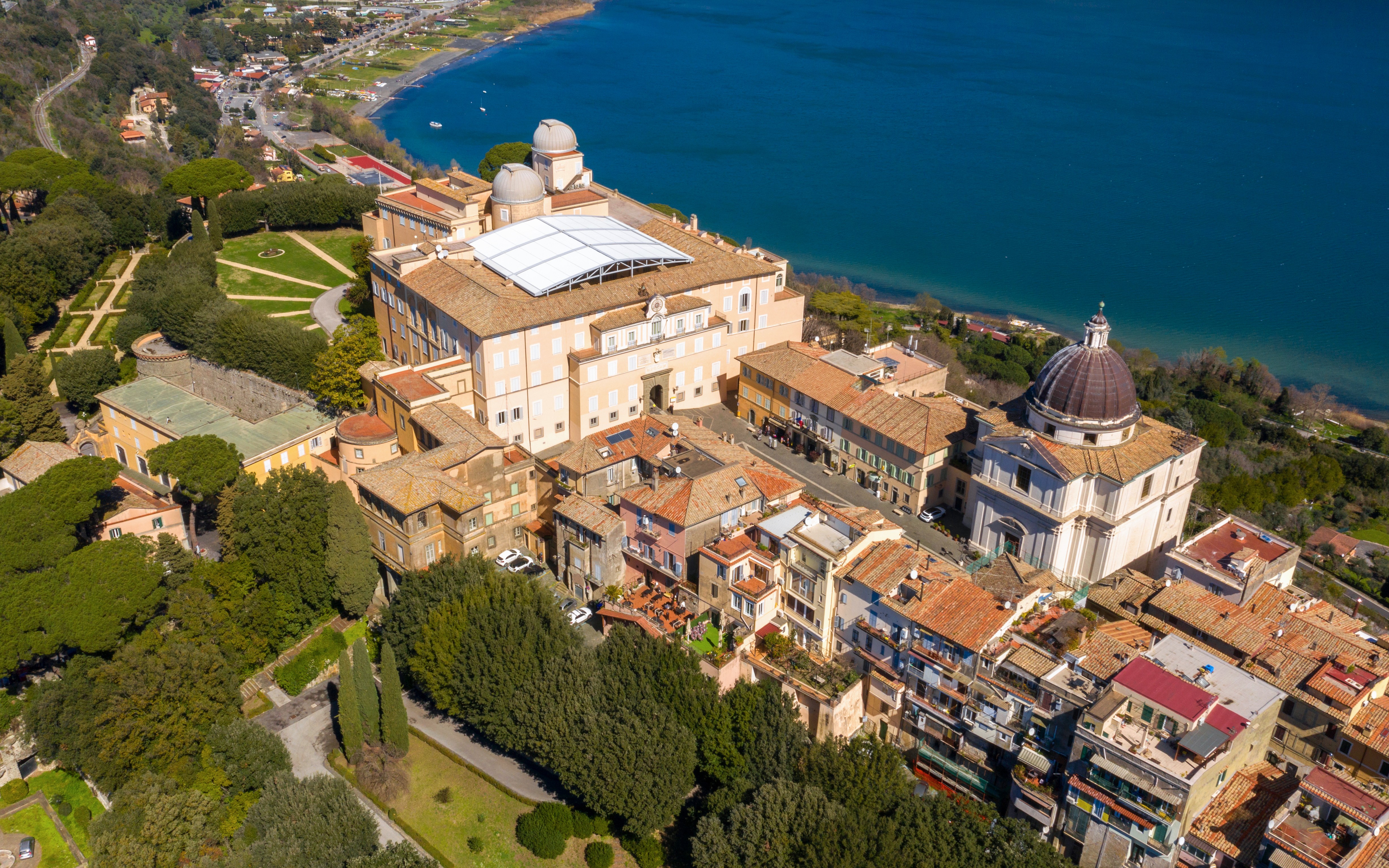 从甘多福堡天文台露台俯瞰阿尔巴诺湖美景