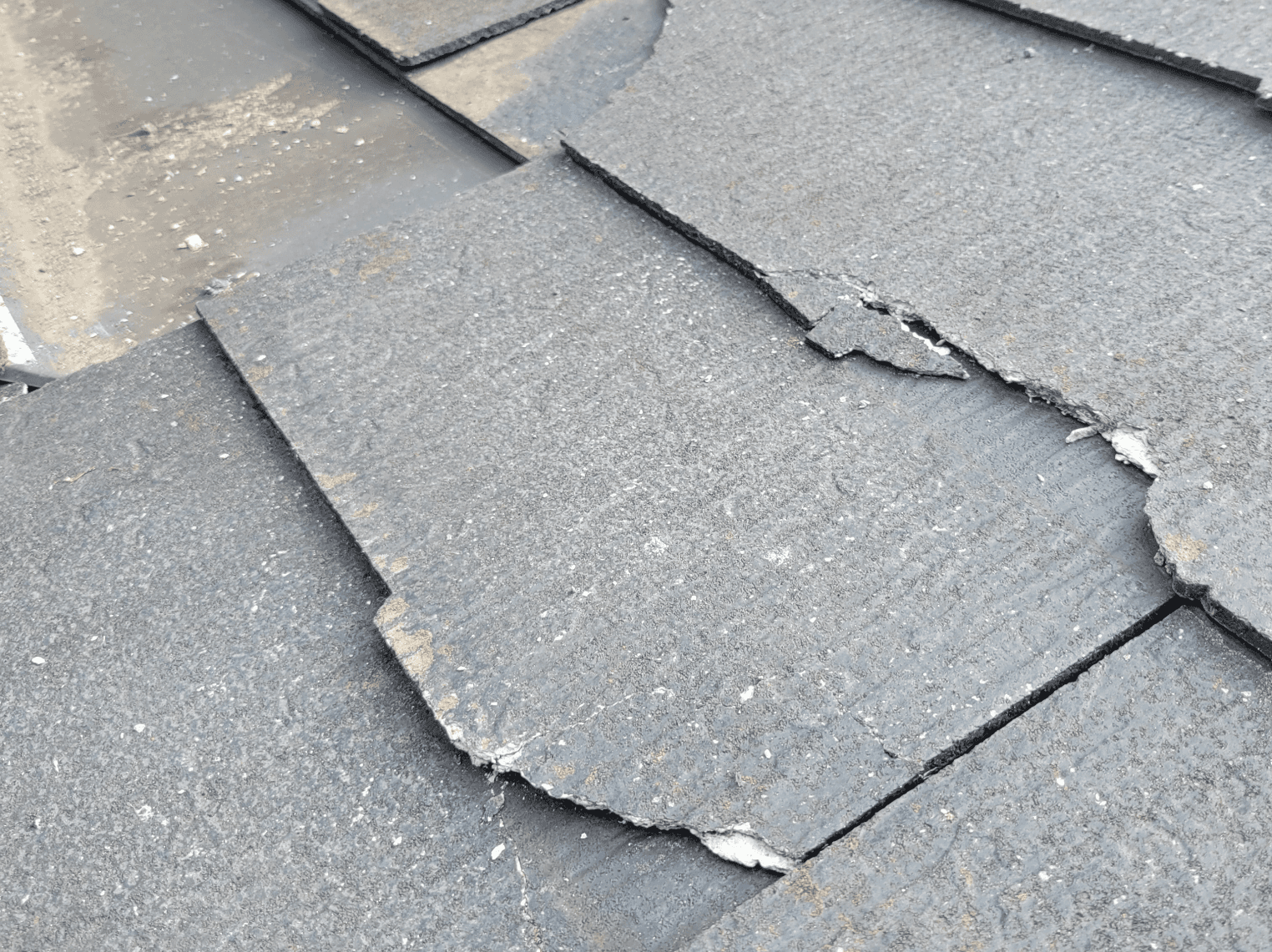 経年劣化によるヒビ・割れ