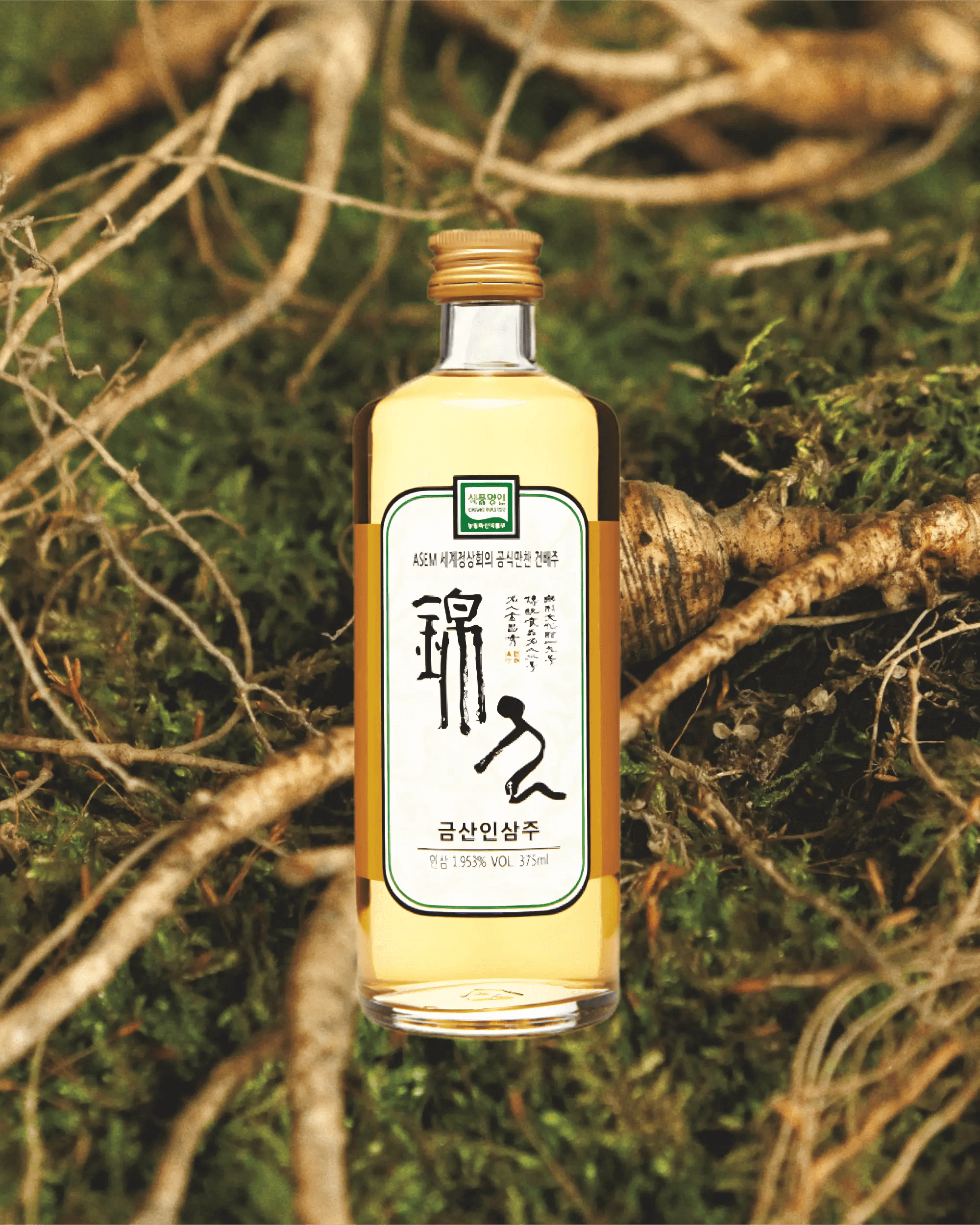 A bottle of Korean rice wine (Geumsan Insamju - ginseng wine) on a background of ginseng roots and moss.
Geumsan Ginseng Wine - Geumsan Insamju - cultsool