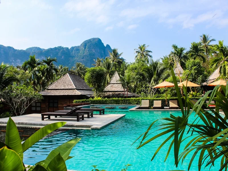 Малък самолет паркиран до дървета на морски бряг