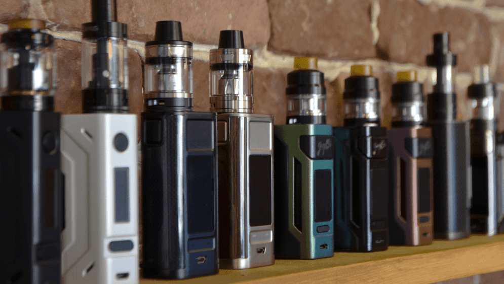 Pelbagai vape tersusun di atas rak.