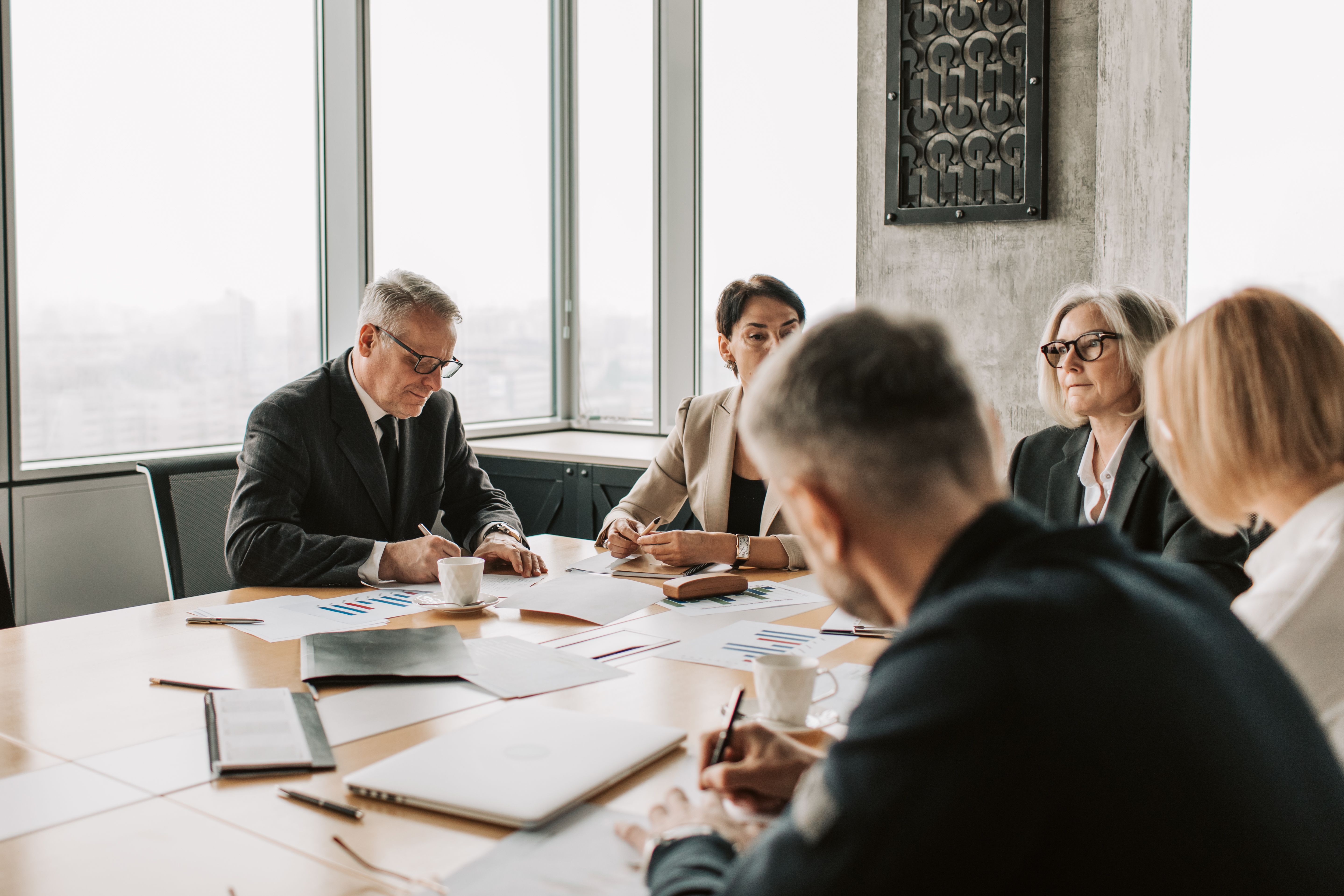 business-professionals-engaged-in-a-collaborative-meeting-around-a-conference-ta - vlada-karpovich (pexels)