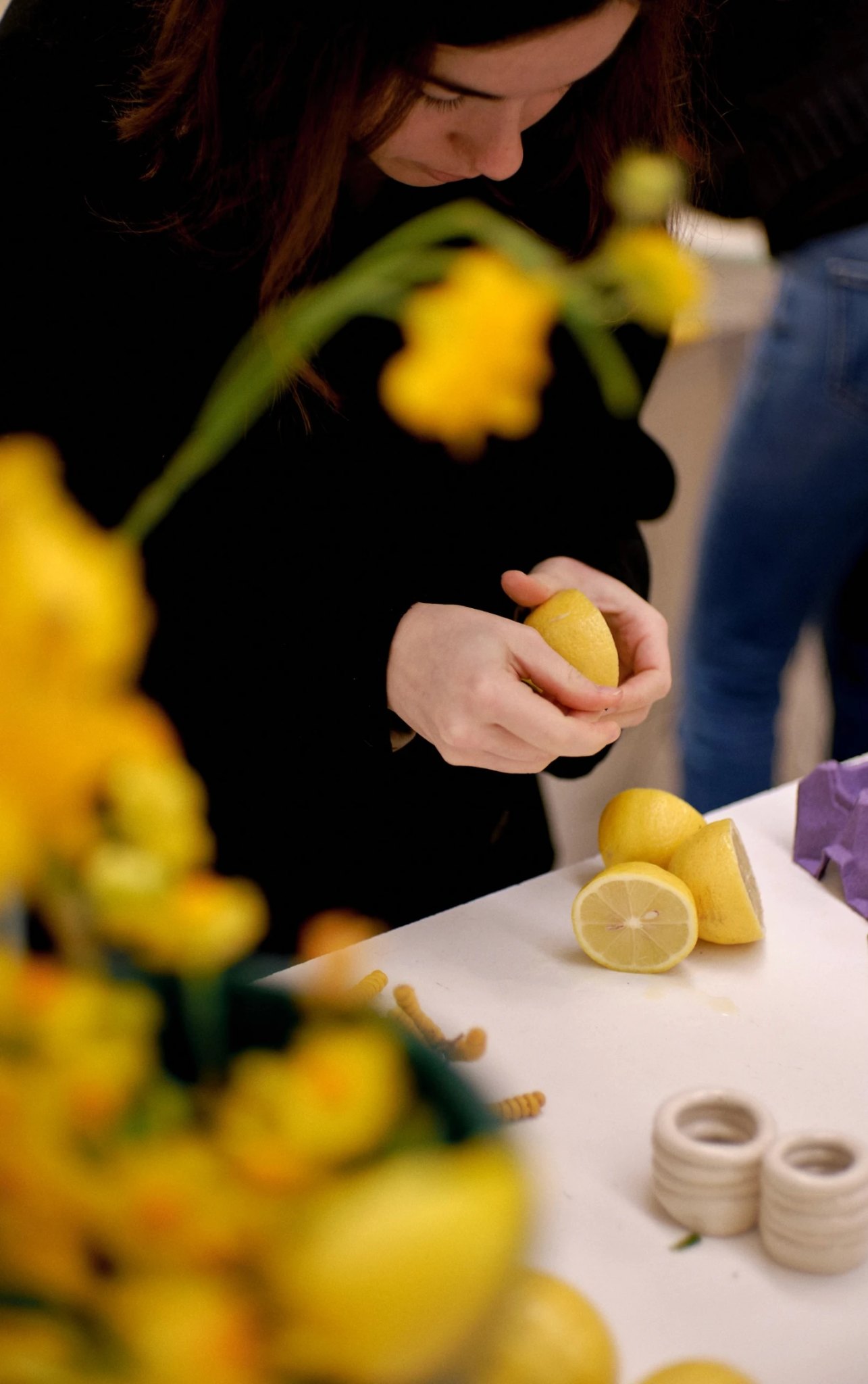 Persona preparando limones durante un taller floral.