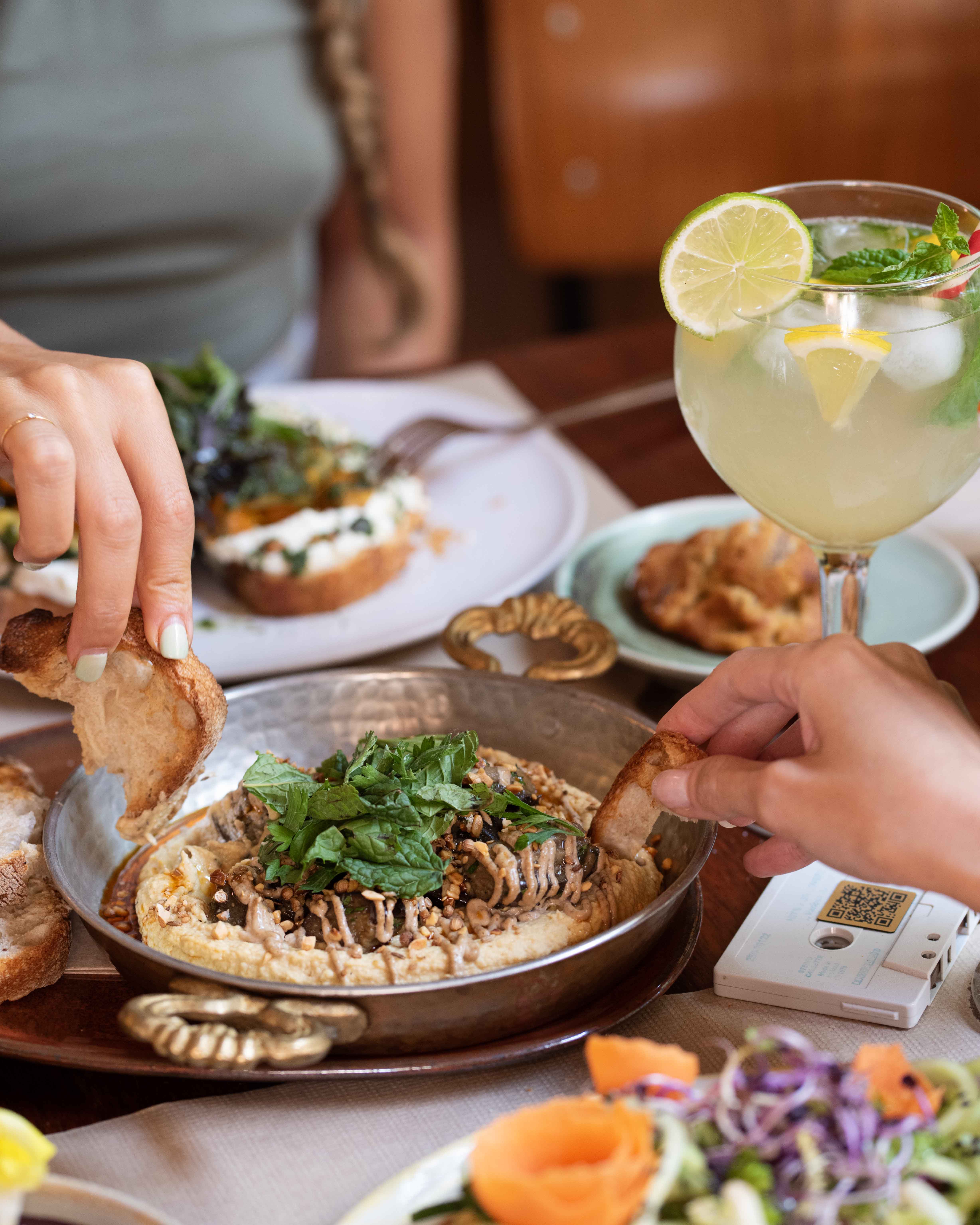 Sharing hummus with sourdough bread and cocktails at Faire. Brunch & Drinks, Eixample
