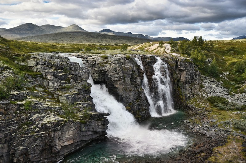 Rondane Nationaal Park met waterval en bergen