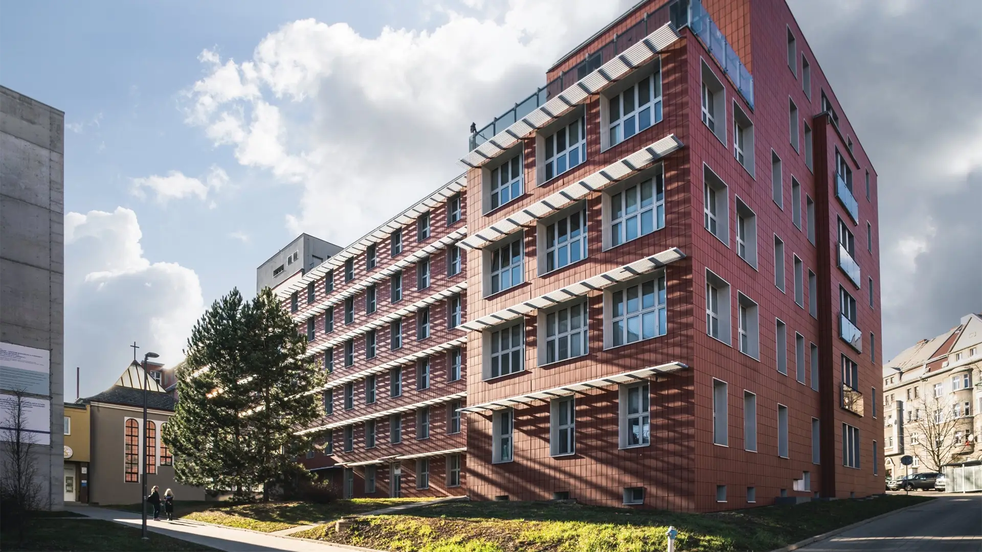 Moderní budova univerzity UJEP. Místo, kde studenti designu pomáhají navrhovat budoucí podobu Vily Heller.