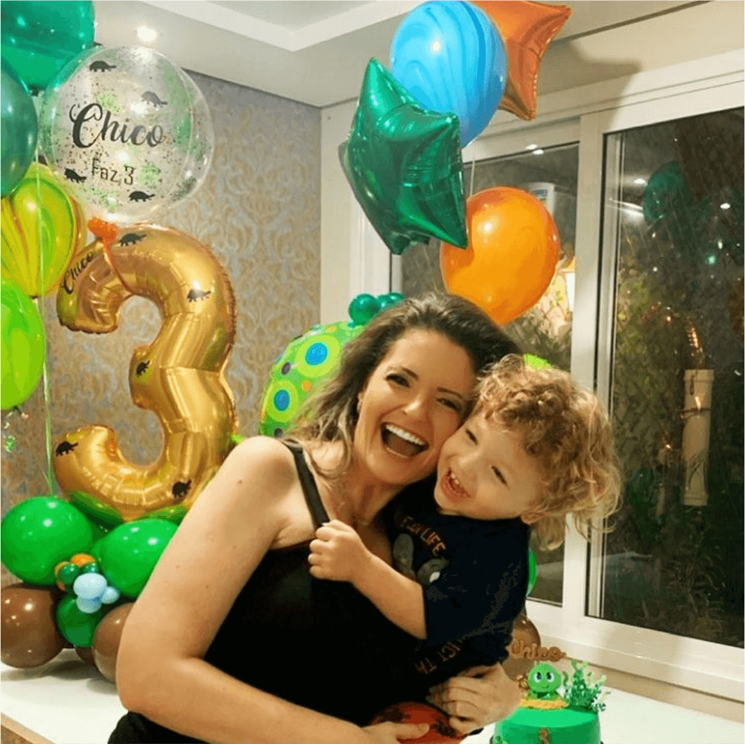 Mãe e filho em festa de aniversário