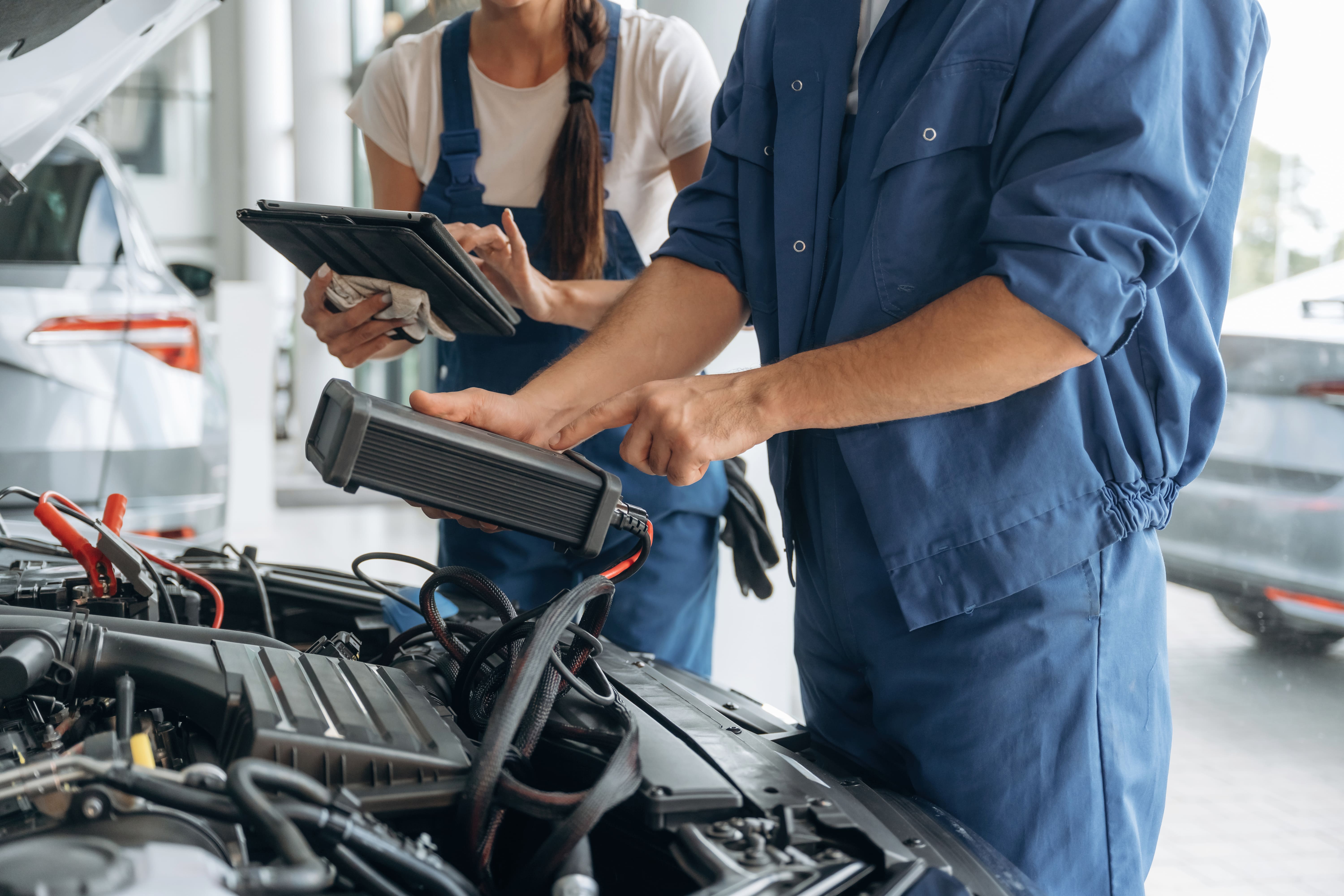 meccanico-vicino-motore-auto-elettrica