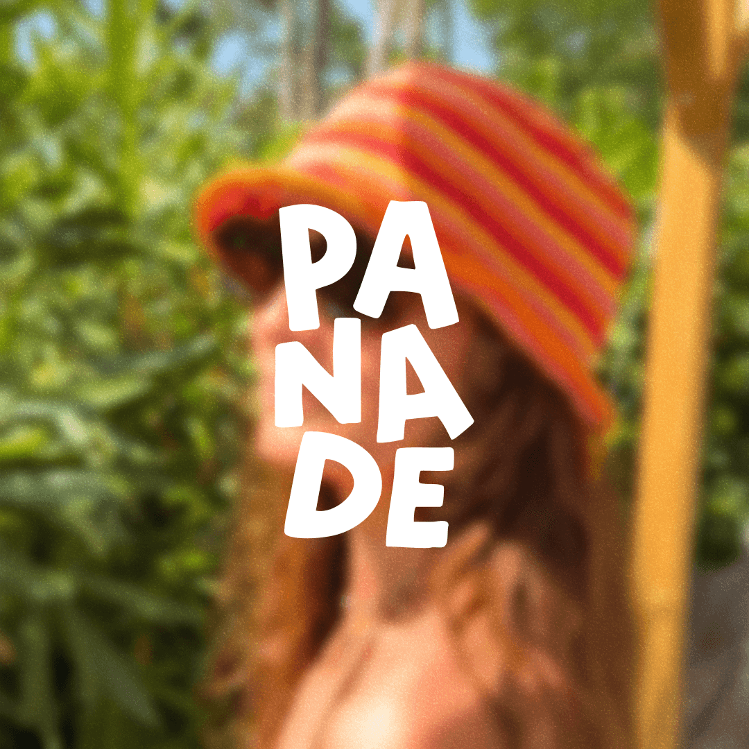 dossier du chaise en bois avec des rideaux en lin