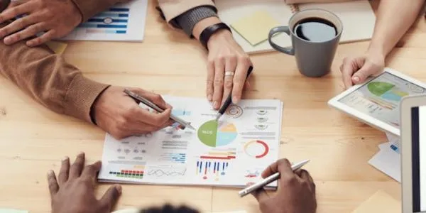 Infografía del calendario financiero 2026 con fechas clave del SII y flujo de caja empresarial.