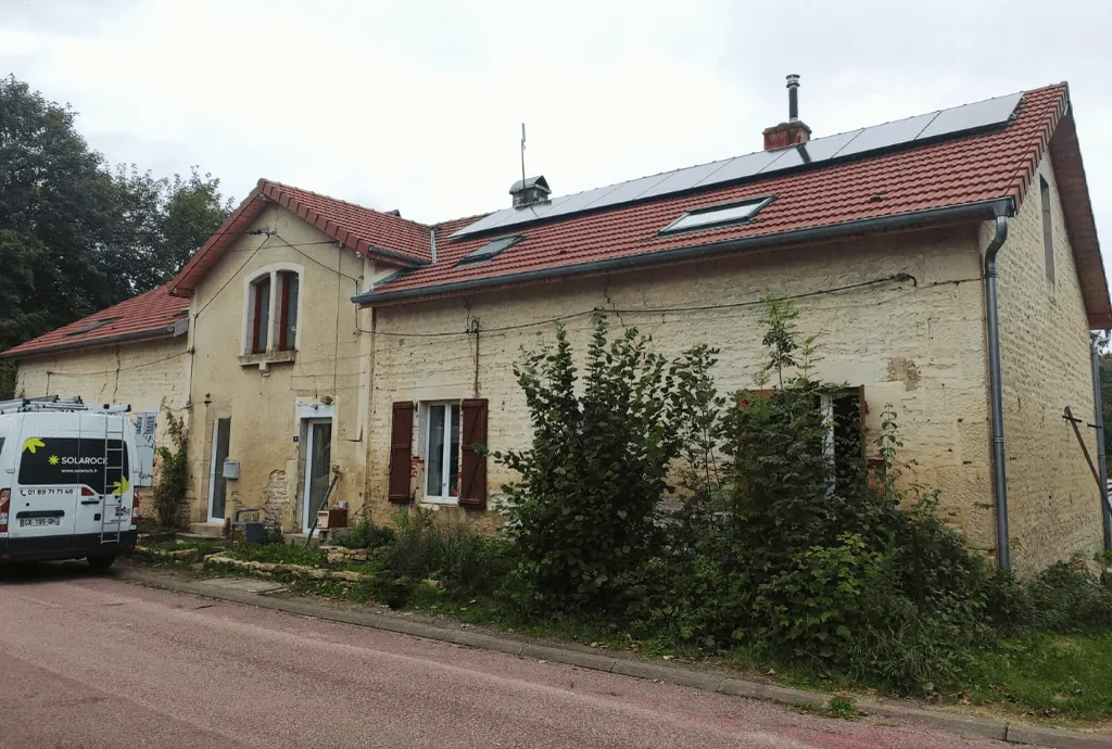 Photo d'une maison équipée de panneaux solaires d'une puissance de 9kWc à Chamesson en Bourgogne-Franche-Comté