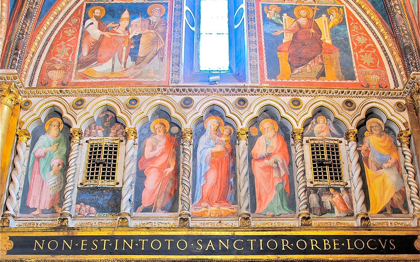 罗马拉特兰圣若望大殿内的壁画，描绘了宗教人物和华丽的建筑艺术。