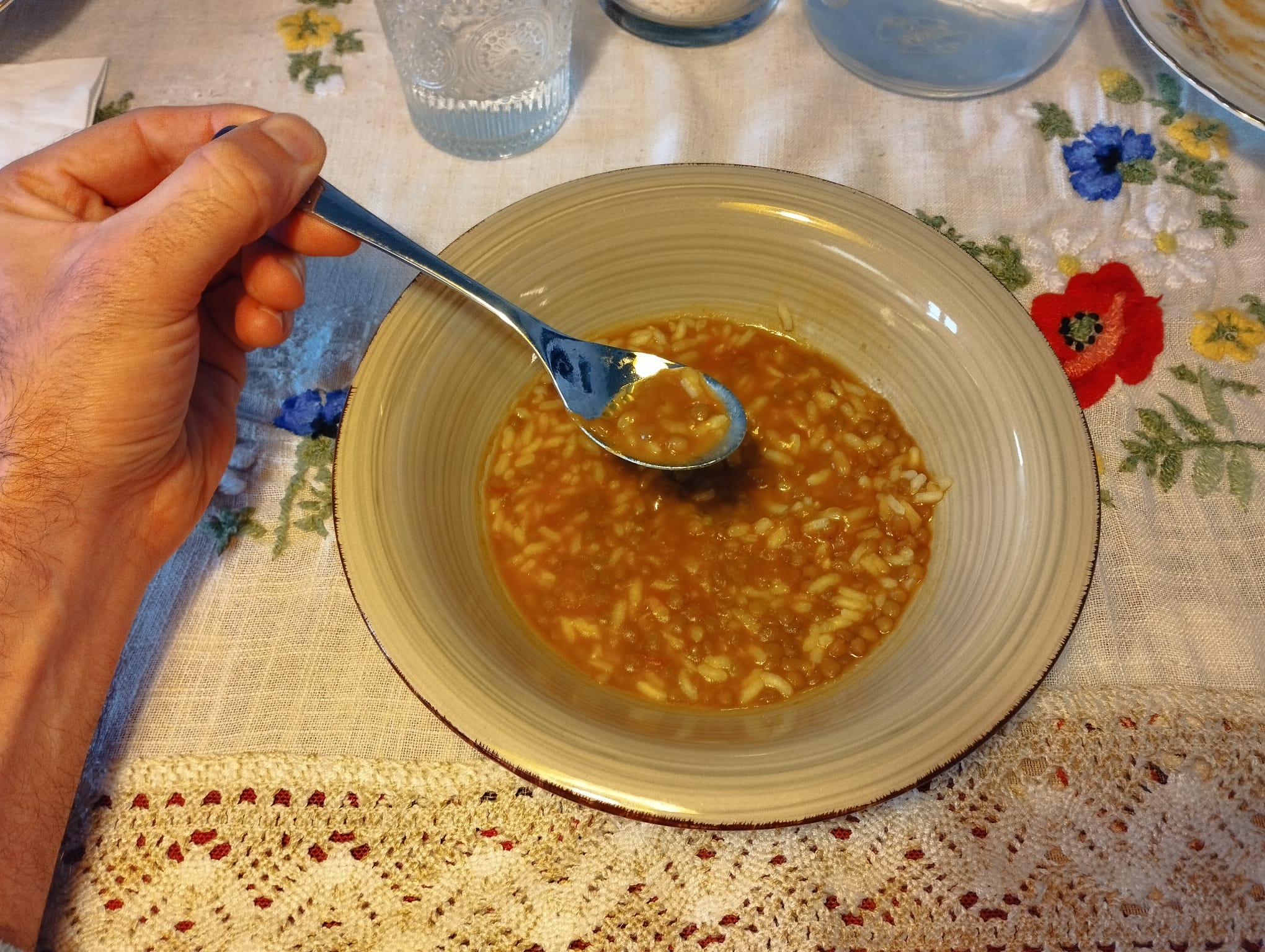 piatto con minestra di lenticchie a tavola di casa carlo celanetti